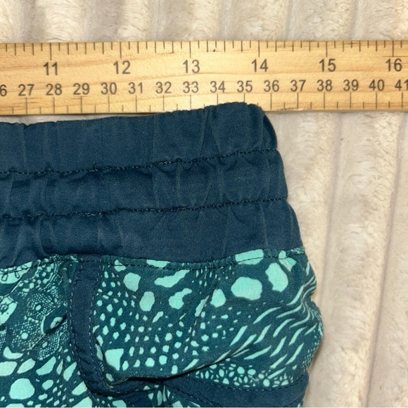 lululemon athletica Green Patterned Athletic Shorts Tracker Size 10 - Picture 3 of 7